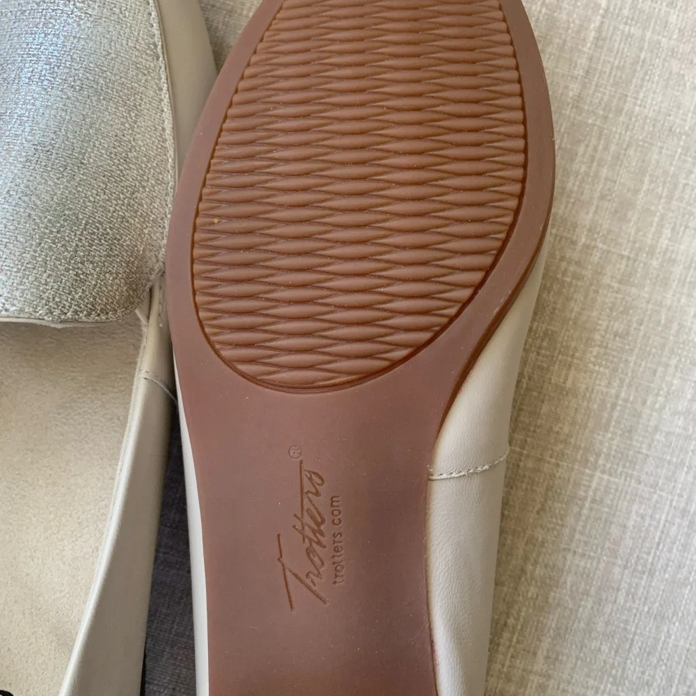 TROTTERS SHOES LOAFERS LEATHER CREAM SIZE 10 NWT